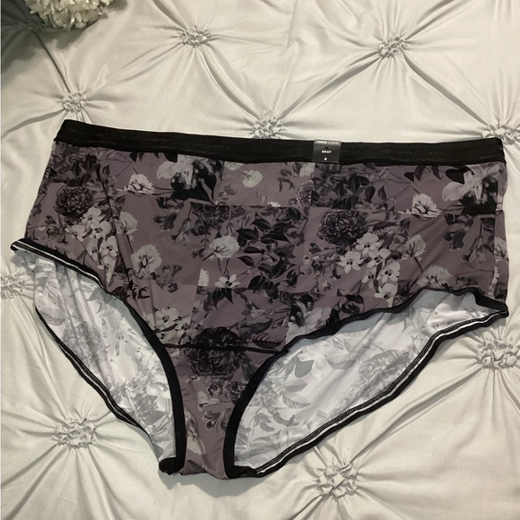 NWT - Torrid Second Skin Brief - Black & Grey Flower Pattern - Size 4! - Picture 3 of 4